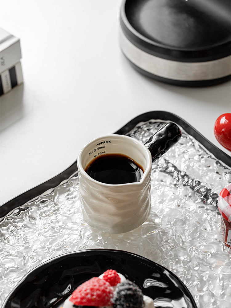 Hochwertiger Espresso-Messbecher aus Keramik mit Skala für Milch