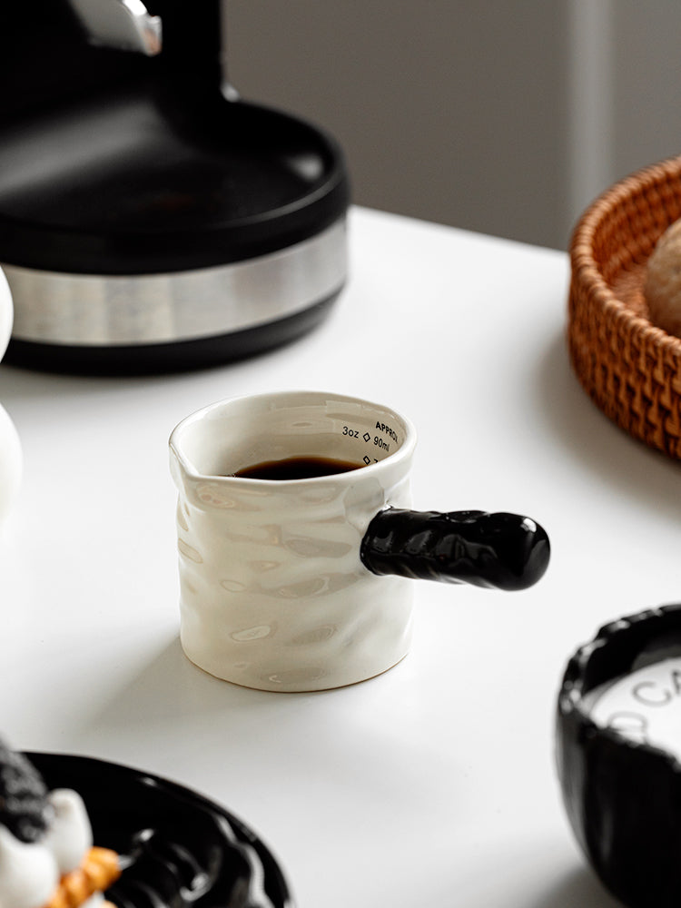 Hochwertiger Espresso-Messbecher aus Keramik mit Skala für Milch